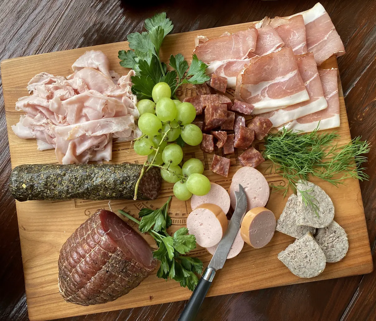 Plank met vers gesneden charcuterie