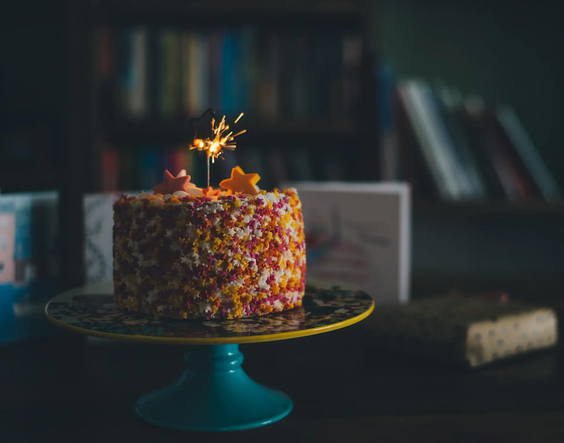 Feesttaart met een sterretje op een taartplateau