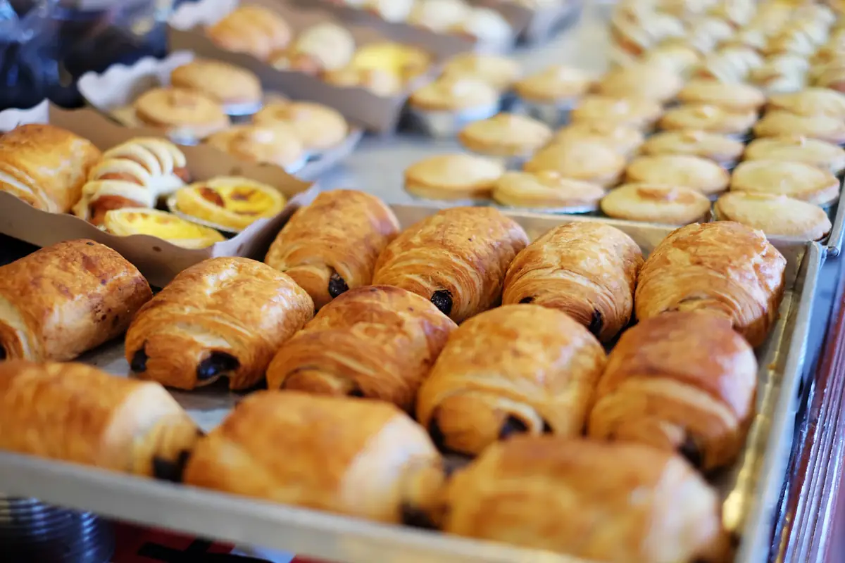 Bakplaat vol versgebakken koffiekoeken