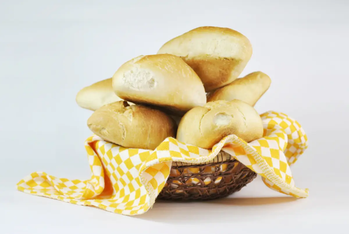 Mand met versgebakken pistolets