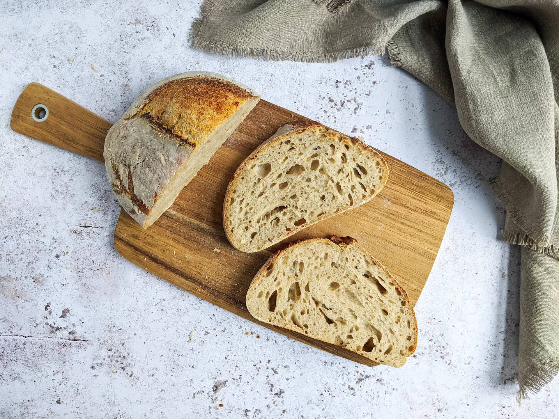 Vers gebakken ambachtelijk brood op een houten snijplank
